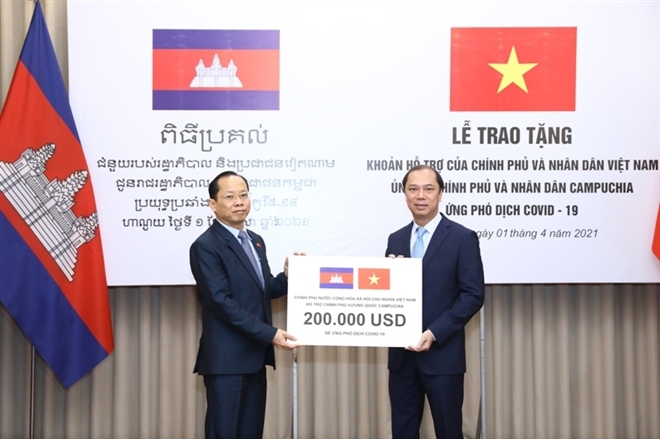 Vietnam donates US$200,000 to Cambodia’s COVID-19 fight